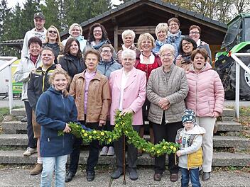 Der Frauenstammtisch Kehlbach feierte sein 20-jähriges Bestehen. In der Mitte vorne von links die Ehrenmitglieder Ilse Schorn, Christel Löffler, Marta Neubauer und die Stammtischvorsitzende Regina Welscher (Erste in der 2. Reihe von links)  Foto: wkv