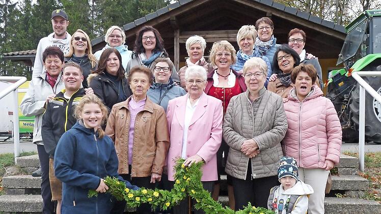 Der Frauenstammtisch Kehlbach feierte sein 20-jähriges Bestehen. In der Mitte vorne von links die Ehrenmitglieder Ilse Schorn, Christel Löffler, Marta Neubauer und die Stammtischvorsitzende Regina Welscher (Erste in der 2. Reihe von links)  Foto: wkv