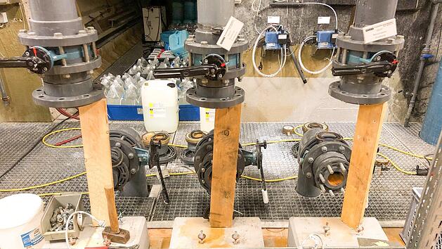 Die Pumpen im Technikraum des Hallstadter Freibades müssen nach dem Wasserschaden erst wieder aufgebaut werden. Die Saison soll unbedingt beginnen. Foto: Stadt Hallstadt