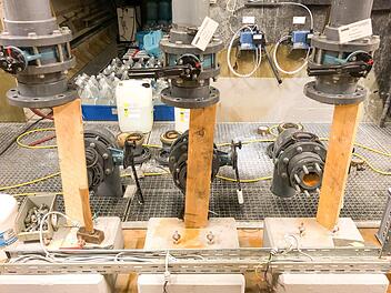 Die Pumpen im Technikraum des Hallstadter Freibades müssen nach dem Wasserschaden erst wieder aufgebaut werden. Die Saison soll unbedingt beginnen. Foto: Stadt Hallstadt