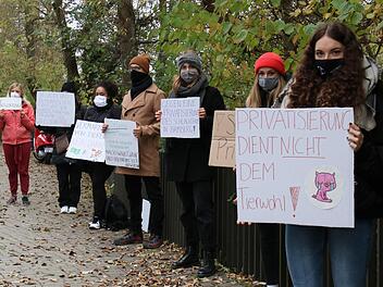 Sieben Demonstranten protestierten vor der Sitzung des Finanzsenates gegen die "Privatisierung des Schlachthofes".  Foto: Sebastian Schanz