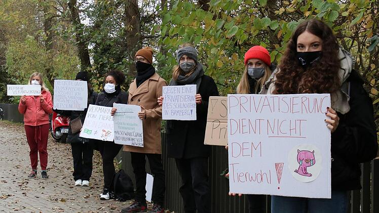 Sieben Demonstranten protestierten vor der Sitzung des Finanzsenates gegen die "Privatisierung des Schlachthofes".  Foto: Sebastian Schanz