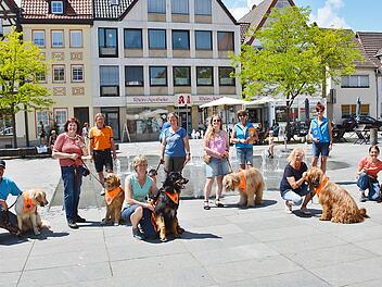 Nach bestandener Kombiprüfung gab es für die Hunde ein Halstuch mit der Aufschrift "Azubi" und für den Besitzer oder die Besitzerin eine Urkunde.