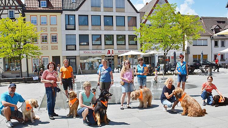 Nach bestandener Kombiprüfung gab es für die Hunde ein Halstuch mit der Aufschrift "Azubi" und für den Besitzer oder die Besitzerin eine Urkunde.