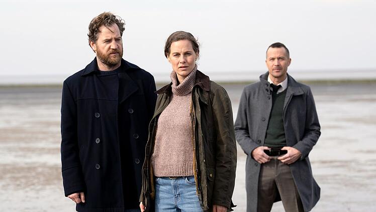 Hauptkommissarin Ann Kathrin Klaasen (Picco von Groote) und ihre Kollegen Frank Weller (neu dabei: Tom Radisch, links) und Rupert (Barnaby Metschurat) werden nach dem Mord an dem jungen Cosmo nach Langeoog gerufen.