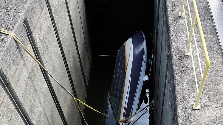 Sportboot kentert in Schleuse am Main im Kreis Aschaffenburg