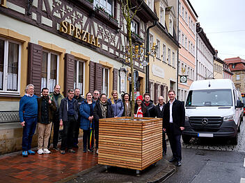 Vertreterinnen und Vertreter der Gewerbetreibenden mit Mitarbeiterinnen und Mitarbeitern der Stadt Bamberg, Wirtschaftsreferent Dr. Stefan Goller (zw.v.r.) sowie Umweltreferent und B&uuml;rgermeister Jonas Gl&uuml;senkamp (r.)