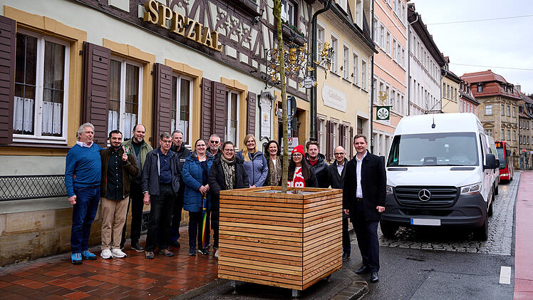 Vertreterinnen und Vertreter der Gewerbetreibenden mit Mitarbeiterinnen und Mitarbeitern der Stadt Bamberg, Wirtschaftsreferent Dr. Stefan Goller (zw.v.r.) sowie Umweltreferent und B&uuml;rgermeister Jonas Gl&uuml;senkamp (r.)