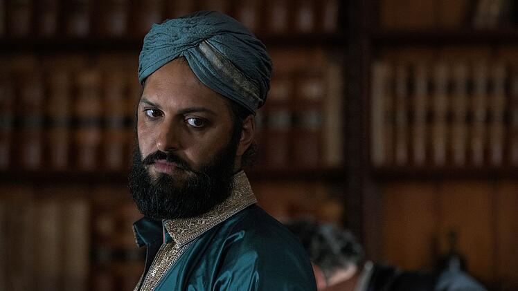 Eigentlich sollte die Serie "Nautilus" schon vor drei Jahren bei Disney+ starten. Doch der Streamer bekam kalte F&uuml;&szlig;e, obwohl die Serie schon abgedreht war. Am 27. M&auml;rz kommt die Jules-Verne-Adaption nun im ZDF zu ihrer versp&auml;teten Premiere. Sie folgt einem ins Exil getriebenen Prinzen (Shazad Latif) auf einer Unterwasser-Odyssee im Indischen Ozean.