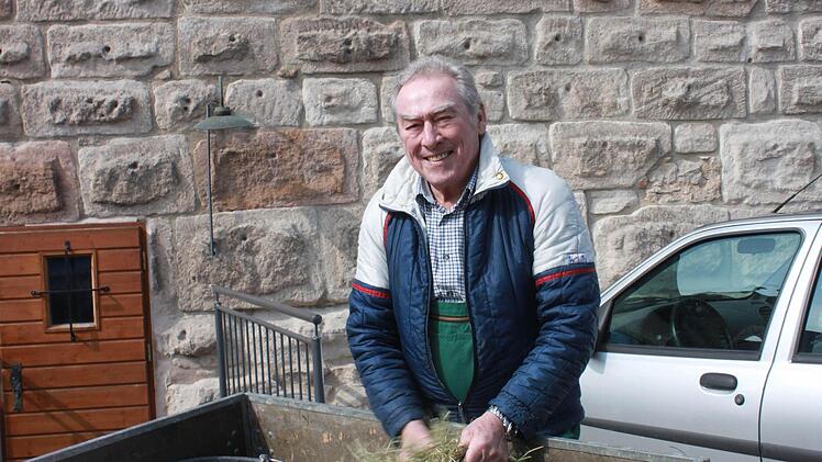 Otto Oberndorfer hilft vom Boden aus