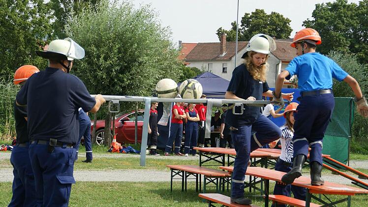 Mal über, mal unter dem Tisch durch mussten die Teams mit der Tragbahre - natürlich ohne die beiden Fußbälle zu verlieren.