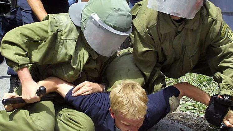 Die Polizei trainiert in Weeze (Archivfoto) die Festnahme von Fußballanhängern. In Würzburg mussten Polizisten mehrere "Fans" festnehmen. Symbolfoto: Armin Fischer, dpa
