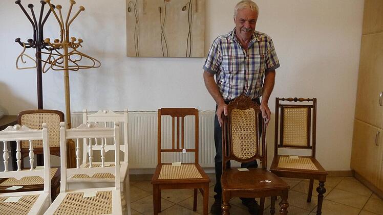 Elmar Oppel ist in Görau Korbmachermeister in der vierten Generation und repariert auch Stühle. Foto: Irmtraud Fenn-Nebel