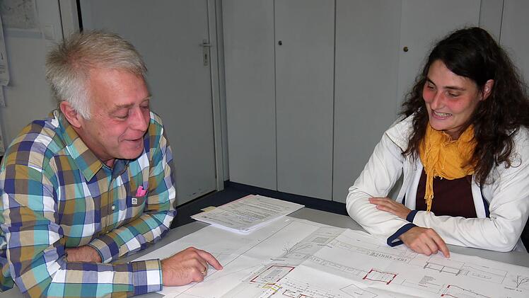 Richard Peschel und Birgit Schubart warten darauf, dass die Regierung von Oberfranken die Pläne für die Gerätehauserweiterung absegnet.