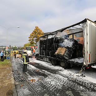 Papierladung geht in Flammen auf - Brennender Lkw in Hof