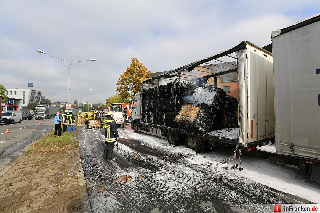 Papierladung geht in Flammen auf - Brennender Lkw in Hof