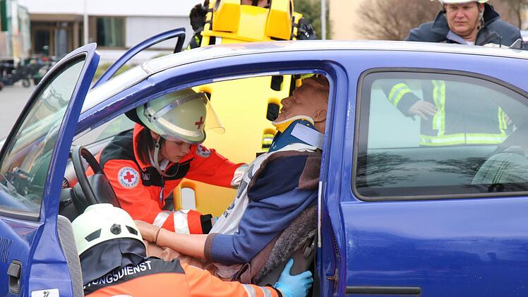 Der "Verunglückte" wurde vom Rettungsdienst vorsichtig aus der Fahrgastzelle geborgen und auf einem sogenannten Spine-Board fixiert.