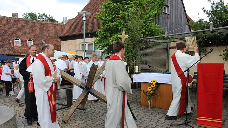 Beim Einzug war es noch trocken: Pfarrer Johannes Kestler, Pfarrer Wolfgang Dettenthaler, Kaplan Christian Körber aus Burgwindheim, Diakon Hans Scherbaum (Aschbach) von links  Foto: Evi Seeger