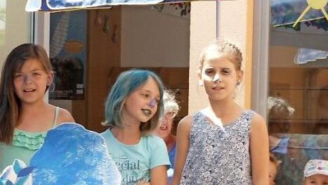 Beim Kita-Sommerfest herrschte die Farbe blau vor. Foto: Werner Reißaus