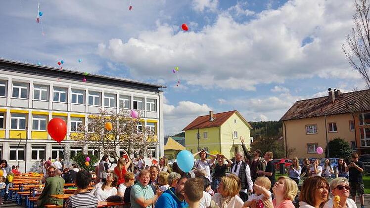 Am Ende des feierlichen Einweihungs-Tages durften die Besucher bunte Luftballons in den Himmel steigen lassen. Foto: Heike Sch&uuml;lein