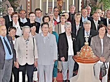Pfarrer Martin Popp-Posekardt (hinten rechts, halb verdeckt) feierte am Pfingstsonntag mit Jubelkonfirmandinnen und Jubelkonfirmanden Goldene und Diamantene Konfirmation.  Foto: Helmut Will