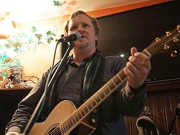 S&auml;nger und Gitarrist Pete Smith (alias Peter Schmieder) zeigt die ganze Bandbreite der Folk-Musik beim Konzert in Breitbrunn. Foto: Eva Spanier