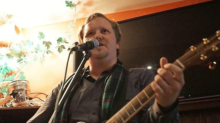 Sänger und Gitarrist Pete Smith (alias Peter Schmieder) zeigt die ganze Bandbreite der Folk-Musik beim Konzert in Breitbrunn. Foto: Eva Spanier