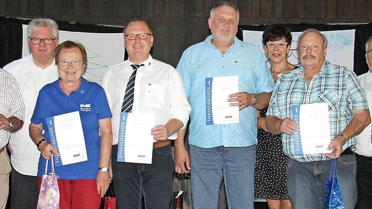 Ehrungen beim VdK für langjährige Treue und ehrenamtliche Mitarbeit (von links): stellvertretende Vorsitzende Margit Beck, Waldemar Hasenberger, Zweiter Bürgermeister Joachim Hassel, Gerda Bischoff, Thorsten Schmidt, Norbert Krey, VdK-Kreisvorsitzende Susann Biedefeld, Fredi Stegner, Vorsitzender Fredi Schmidt und Elke Florschütz  Foto: Alexandra Kemnitzer