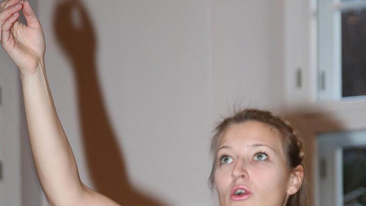 Chorleiterin Mirja Betzer schulte in der Alten Aula zwei Tage lang  Sängerinnen und Sänger aus drei Landkreisen. Foto: Dieter Britz