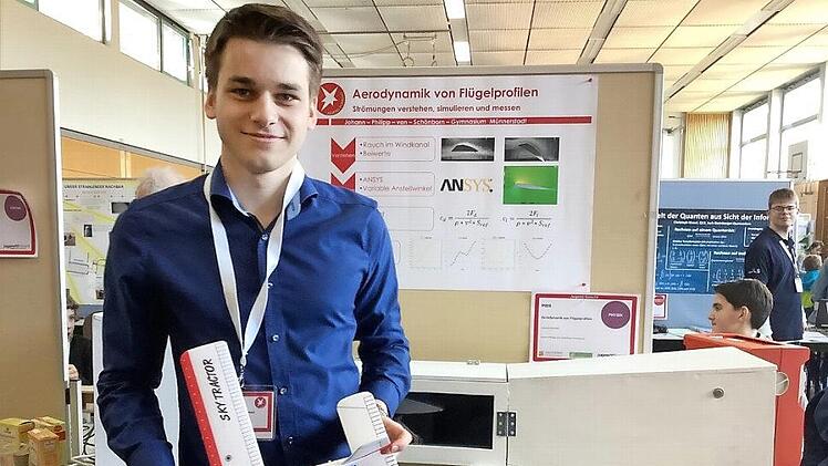 Leonhard Benkert hat beim Regionalwettbewerb "Jugend forscht" im Fachbereich Physik den ersten Preis gewonnen und fährt nun zum Landeswettbewerb nach München.  Fotos: Petra Bieber