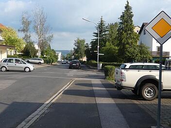 Die Schild wird überflüssig: Schon bald wird die Krumer Straße nicht mehr vorfahrtsberechtigt sein. Im Zuge der Ausweisung einer Tempo-30-Zone im gesamten Gebiet östlich der Staatsstraße Richtung Krum wird hier zukünftig ausnahmslos die Regelung "rechts vor links" gelten. Christian Licha