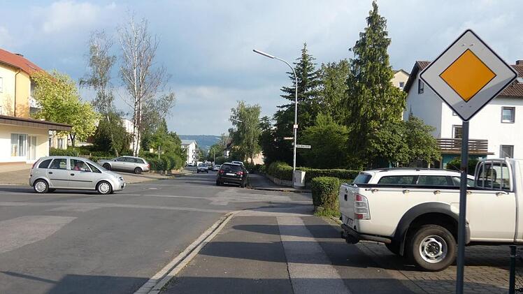 Die Schild wird überflüssig: Schon bald wird die Krumer Straße nicht mehr vorfahrtsberechtigt sein. Im Zuge der Ausweisung einer Tempo-30-Zone im gesamten Gebiet östlich der Staatsstraße Richtung Krum wird hier zukünftig ausnahmslos die Regelung "rechts vor links" gelten. Christian Licha