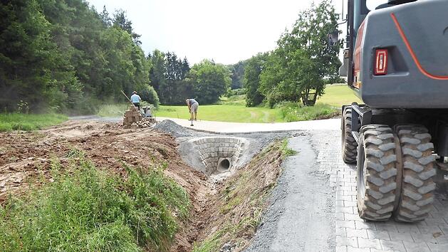 Mittlerweile abgeschlossen ist die Dammerh&ouml;hung am Br&uuml;ckleinsweg vor Priegendorf.