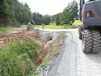Mittlerweile abgeschlossen ist die Dammerhöhung am Brückleinsweg vor Priegendorf.