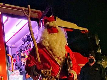 Feuerwehr-Nikolaus Johannes Wolf fuhr mit dem Feuerwehrauto vor um Geschenke zu verteilen. Foto: Evelyn Schneider