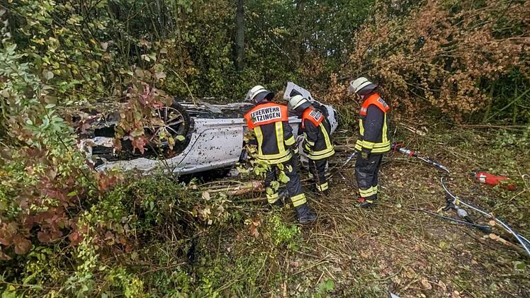 A7 bei Dettelbach: Auto überschlägt sich - Mann in Fahrzeug eingeschlossen
