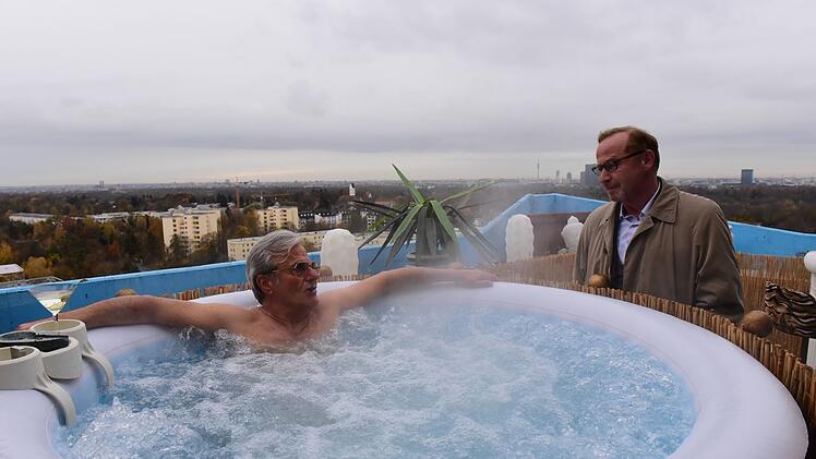Im Whirlpool über den Dächern von München empfängt Ex-Pate Gustav Schmidinger (Martin Umbach, links) Ludwig Schaller (Alexander Held) zur Befragung. Schaller vermutet, dass er selbst Opfer eines Mordes sein sollte.