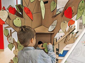 Egal ob Jung oder Alt, viele B&uuml;rgerinnen und B&uuml;rger lie&szlig;en mit ihren bunten, nachhaltigen Ideen den Zukunftsbaum erbl&uuml;hen.