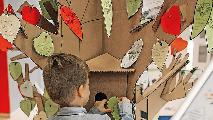 Egal ob Jung oder Alt, viele B&uuml;rgerinnen und B&uuml;rger lie&szlig;en mit ihren bunten, nachhaltigen Ideen den Zukunftsbaum erbl&uuml;hen.