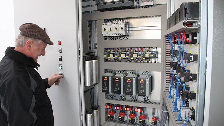 Der Bauaufseher des Wasserwirtschaftsamts, Hermann Fuchs, zeigt die Technik, die im Pumpenhäuschen steckt.