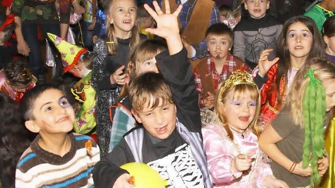 Süßes von oben: Zum Abschluss des Kinderfaschings regnete es im Kolpinghaus Bonbons. Foto: Stefan Lutter