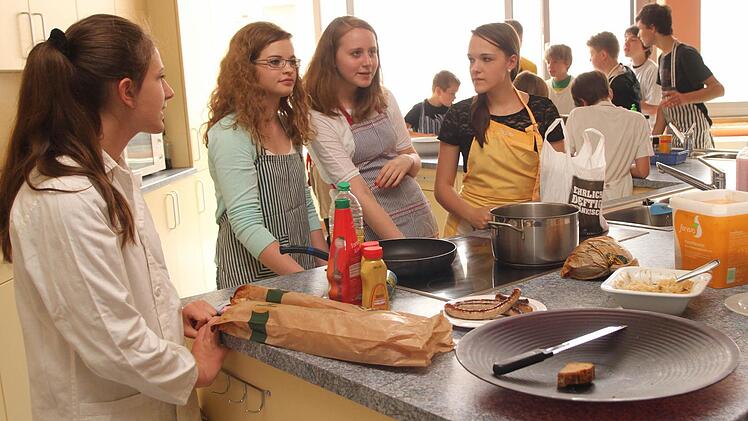 Zusammenarbeit in der Schulküche: Die Schüler der Wallburg-Realschule und vom College Jean Perrin kochen gemeinsam. Fotos: Günther Geiling