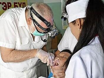 Unter teils abenteuerlichen Bedingungen mussten die Ärzte, wie hier Jürgen Neuhaus (links), in der Mongolei ihre vielen Patienten behandeln.Foto: Sascha Pilling, Fürth