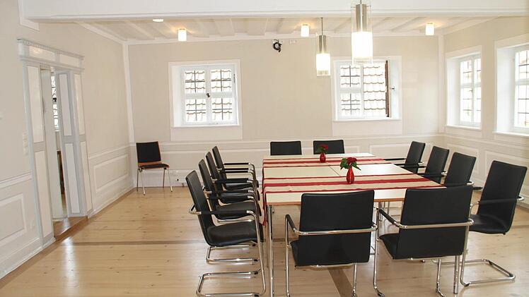 Im neu gestalteten Ratssaal verbindet sich der Bürgerstolz von 1690 mit einen zeitgemäßem Nutzungskonzert.