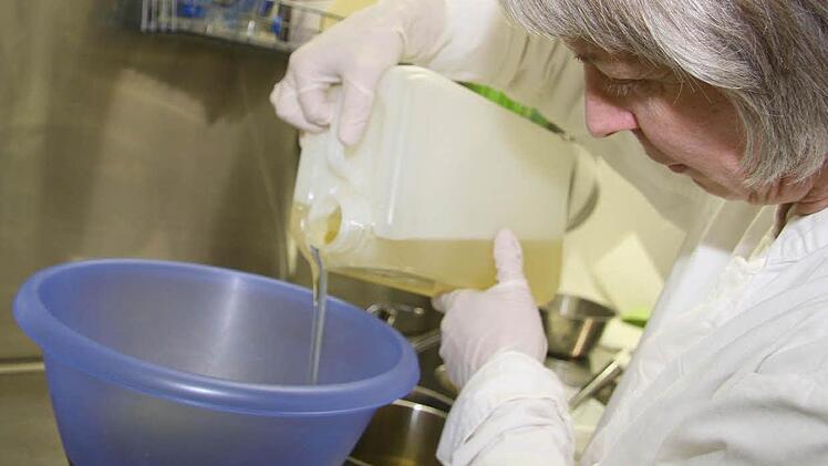 Hochwertiges Mandelöl, aber auch Kokosnussöl, Olivenöl und Palmöl machen die handgesiedeten Seifen von Regine Bär zu besonders hochwertigen Produkten.