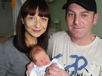 Ab jetzt zu dritt: Katja und Heiko Marschaleck mit Sohn Robin. Foto: Adam