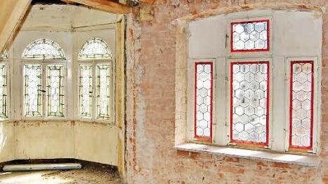 Buntglasfenster aus der künftigen Dachgeschosswohnung erlauben einen nostalgischen Blick auf den Marktplatz.