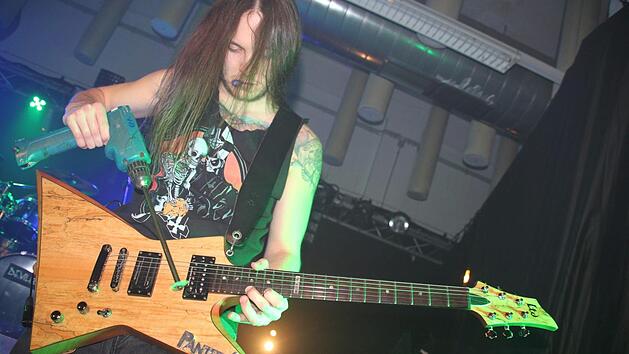 Nicht allt&auml;glich: Mit einem Akkuschrauber, auf dem ein Plektrum angebracht war, spielte Tobias Gold Gitarre. Damit kann er schneller spielen, als mit seinen Fingern.  Fotos: Stephan St&ouml;ckel