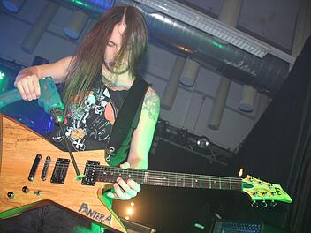 Nicht alltäglich: Mit einem Akkuschrauber, auf dem ein Plektrum angebracht war, spielte Tobias Gold Gitarre. Damit kann er schneller spielen, als mit seinen Fingern.  Fotos: Stephan Stöckel