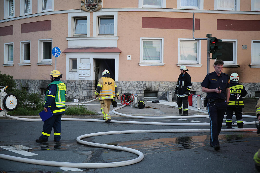 Kellerbrand breitet sich in einem Hofer Mehrfamilienhaus aus
